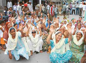 Women protesting against liquor shop at Ludhiana
