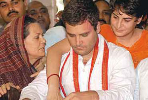 Sonia Gandhi with son Rahul and daughter Priyanka